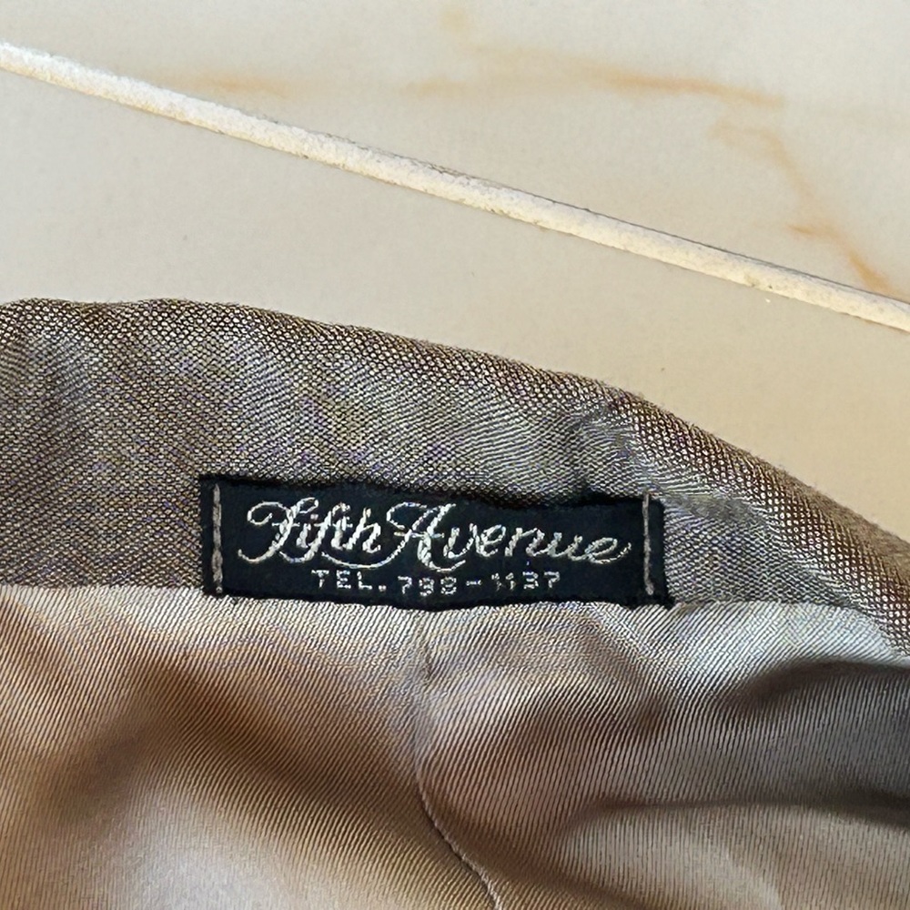 Stylish, used sport coat. Perfect and just in time for summer. Sam’s Fifth Ave.